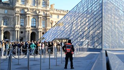 Bild: Emma Da Silva/AP/dpa
Sieben Menschen wurden nach dem Einbruch im Louvre zwischenzeitlich festgenommen. (Archivbild)