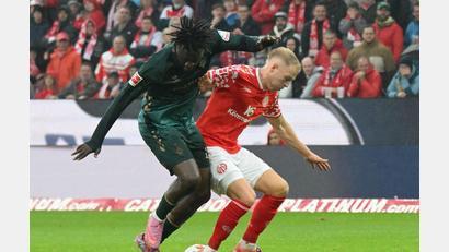 Bild: Torsten Silz/dpa
Kam gegen den FSV Mainz 05 nicht zur Geltung: Werder-Stürmer Victor Boniface (l).