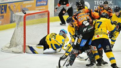 Bild: Hubert Ziegler
Alarmstufe Rot vor dem Kasten des EC Pfaffenhofen bei einem der vielen Powerplaysituationen im zweiten Drittel, doch Tom Berlin (3.v.l.) vergab eine Großchance für den ERSC Amberg.