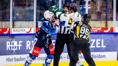 Bild: Tobias Neubert
Der Weidener Fabian Ribnitzky (links) und Michael Musin ließen frustriert die Fäuste sprechen.
