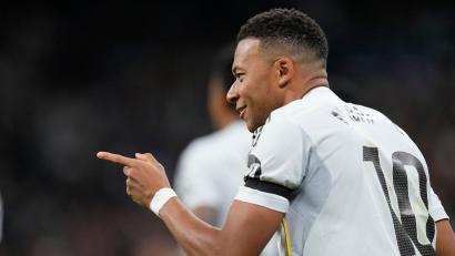 Bild: Manu Fernandez/AP/dpa
Kylian Mbappé (r) brachte Real Madrid mit seinen Toren auf Siegkurs gegen Valencia.