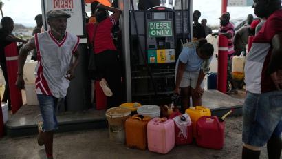 Bild: Matias Delacroix/AP/dpa
Einige Tankstellen auf Jamaika haben nur noch wenig Kraftstoff.