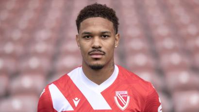 Bild: Frank Hammerschmidt/dpa
Justin Butler berichtete, dass er mit Affenlauten beleidigt wurde.