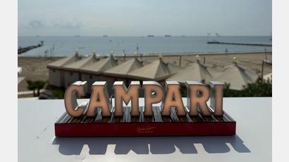 Bild: Christoph Sator/dpa
In Italien hat die Finanzpolizei Aktien des weltweit tätigen Likörherstellers Campari im Wert von 1,2 Milliarden Euro beschlagnahmt.