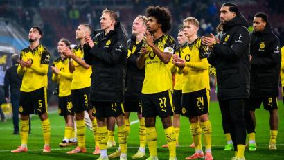 Bild: Tom Weller/dpa
Hauptsache gewonnen: Dortmunds Spieler nach dem 1:0 in Augsburg vor ihren mitgereisten Fans.