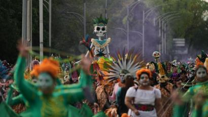Bild: Claudia Rosel/AP/dpa
Mehr als 8.000 Darsteller zogen durch die Straßen.