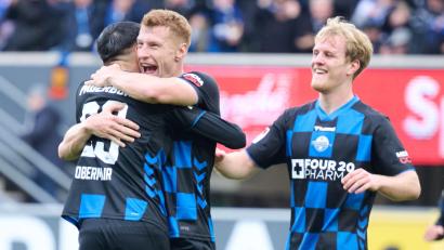 Bild: Bernd Thissen/dpa
Zweimal Grund zur Freude: Paderborn ist neuer Tabellenführer.