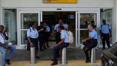 Bild: Matias Delacroix/AP/dpa
Dutzende Flüge wurden annulliert: Die Rückreise verzögert sich für viele Touristen.