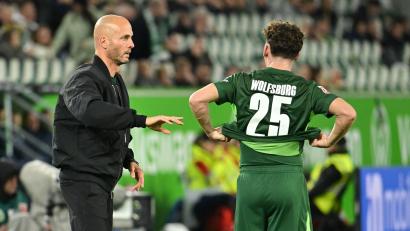 Bild: Swen Pförtner/dpa
Wolfsburgs Trainer Paul Simonis konnte mit seinem Team erneut nicht daheim gewinnen.