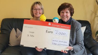 Bild: Andrea Storch-Mayerhofer
Gudrun Hagn übergibt eine großzügige Spende von 2000 EUR an Susanne Wagner, der Leitung des Hospiz Sankt Felix.