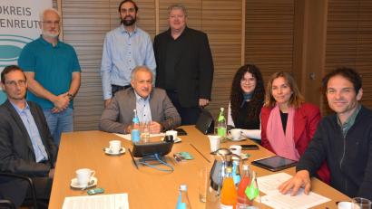 Bild: jr
Zu einem Gespräch über Erneuerbare Energien im Landkreis Tirschenreuth trafen sich die Grünen-Landtagsabgeordneten Laura Weber (Zweite von rechts) und Martin Stümpfig (rechts) mit Landrat Roland Grillmeier (an der Stirnseite sitzend).