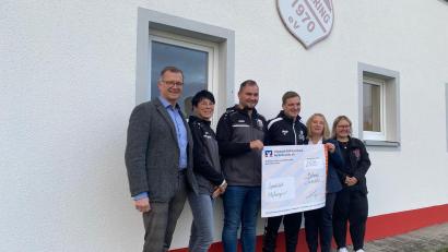 Bild: Jürgen Löw
Der SC Mähring hat eine klimaneutrale Heizung im Sportheim installiert - mit Hilfe einer VR-Bank-Aktion. Darüber freuen sich (von links): Helmut Wolfrum (VR-Bank Nordoberpfalz), Nicole Löw, Patrick Sporrer, Christian Beer, Rita Weidhas (VR-Bank Nordoberpfalz) und Sophie Heindl.