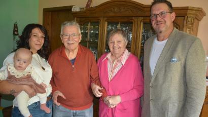 Bild: jr
Wolfgang Pöhlmann (Zweiter von links) feierte am Freitag in Groschlattengrün seinen 90. Geburtstag, hier mit Ehefrau Milena (rechts neben ihm), sowie Tochter Monika mit Elenia, sowie Bürgermeister Stephan Schübel.