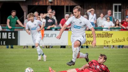 Archivbild: Uschold
Bastian Graf (Mitte) traf zum Sieg für den SV Schwarzhofen.