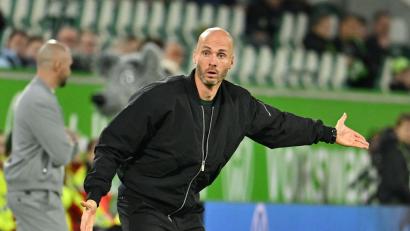 Bild: Swen Pförtner/dpa
Bleibt vorerst Wolfsburg-Trainer: Der Niederländer Paul Simonis.