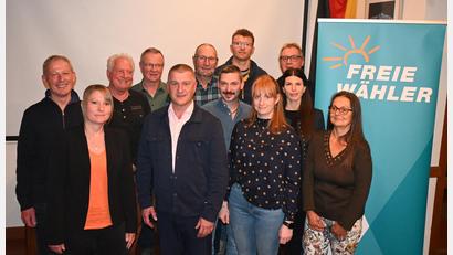Bild: kki
Die Freien Wähler Pirk stellten den Bürgermeisterkandidat Dietmar Schaller (vorne Mitte) und die Kandidatenliste für die Kommunalwahl 2026 vor.