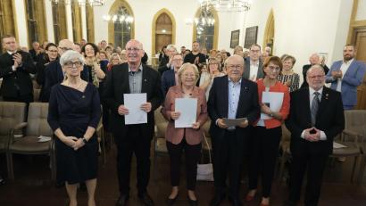 Bild: gsp
Standing Ovations für die sechs Preisträger. Von links: Barbara Lanzinger, Eduard Freisinger, Marianne Gutwein, Josef Beer, Brigitte Breitfelder, Sebastian Sonntag.