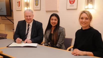 Bild: ge
Sie erhielt "live" ihre frisch unterzeichnete Einbürgerungsurkunde: Realyn Dziengel, umrahmt von Landrat Richard Reisinger und Claudia Mai vom Bündnis Migration und Integration.