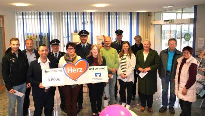 Bild: fvo
Spendenübergabe der VR-Bank Waldthurn an die Waldthurner Vereine und Institutionen.