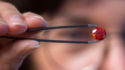 Bild: Harald Tittel/dpa
Ein Diamant aus Asche kostet mehrere tausend Euro. (Archivbild)