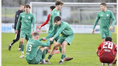 Archivbild: Hubert Ziegler
So wie Jonas Obendorfer (rechts) seinem Mitspieler Leon Brandl (links) wieder auf die Sprünge hilft, wird die DJK Gebenbach die Niederlage in Stadeln aufarbeiten.