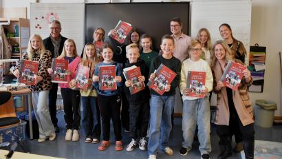 Bild: ubb
Stolz präsentierten die Mitglieder der Jugendtheatergruppe gemeinsam mit ihren Ehrengästen und der Projektleiterin Janka Hannemann-Mathes (rechts vorne) ihre eigene Fotostory.