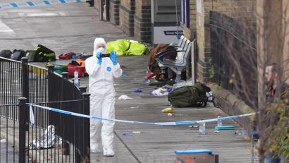 Bild: Joe Giddens/PA Wire/dpa
Am Bahnhof der Stadt Huntingdon dauern die Ermittlungen an.