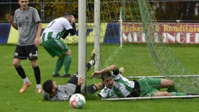 Bild: ham
Spieler im Tor, Ball nicht: Lukas Gradl (rechts) vom FC Wernberg kommt einen Tick zu spät und landet im Netz, während der Ball am Tor vorbeigeht. Macht nichts: Der FC Wernberg bezwang die SF Ursulapoppenricht klar mit 5:2.