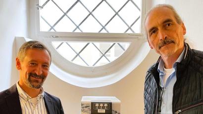 Bild: Florian Kohler
Hans Kistler, Schulleiter der Dr.-Johanna-Decker Schule (links) und Martin Malitzke, Prokurist und technischer Leiter der Stadtwerke Amberg, freuen sich über die rege Nutzung des Wasserspenders.