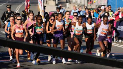 Bild: Yuki Iwamura/AP/dpa
Den Marathon der Frauen gewann die Kenianerin Hellen Obiri.
