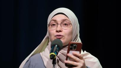 Bild: Sebastian Willnow/dpa
Ayse Irem hat sich im Finale der Deutschsprachigen Meisterschaft im Poetry Slam in Chemnitz den Titel geholt.