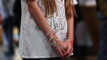 Bild: Hannes P. Albert/dpa
Um die 200 Swift-Fans kamen ins Landesmuseum in Wiesbaden.