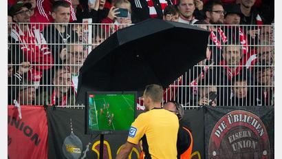 Bild: Soeren Stache/dpa
Nahm gleich zwei Treffer nach Video-Einsatz zurück: Schiedsrichter Sören Storks