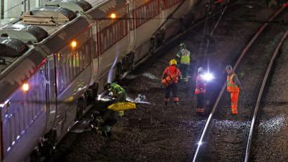 Bild: Chris Radburn/PA Wire/dpa
Mehrere Menschen sind bei einem Angriff in einem Zug in England verletzt worden.