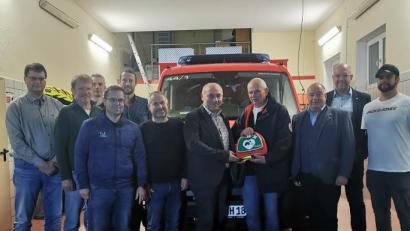 Bild: Marktgemeinde Kohlberg
Die Raiffeisenbank Auerbach hat der Marktgemeinde Kohlberg beziehungsweise der Freiwilligen Feuerwehr einen Defibrillator übergeben.