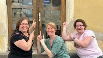 Archivbild: Ilona Sommer
Das KoJa-Team vor dem Escape Room am Bahnhof Rosenberg.