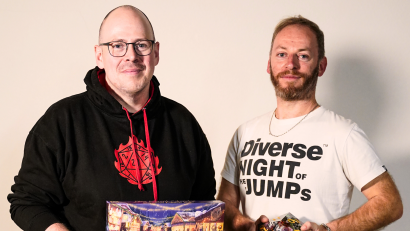 Bild: Marco Räder-Rubenbauer/exb
Würfel-Zauber trifft auf RPG-Hörbuch: Mit ihrem heiß begehrten Mystery Adventskalender 2025 bringen Florian Schwarz (links) und Mario Weiß (rechts) Spannung in die Vorweihnachtszeit.