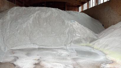 Bild: Staatliches Bauamt Amberg-Sulzbach
Ein Blick in ein gut gefülltes Salzlager: Das Staatliche Bauamt Amberg-Sulzbach ist für den Winterdienst gerüstet.