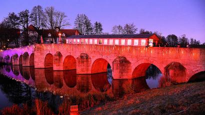 Archivbild: ubb
Das war die Farbe der Beleuchtung im Jahr 2024. Welche Farbe diesmal gewählt wurde, wird erst am Freitag vor Markteröffnung um 18 Uhr beim ersten Probelauf der Beleuchtung öffentlich gezeigt.