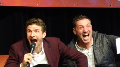 Archivbild: Houschka
Eine Momentaufnahme und ihre Geschichte: Nationalspieler Thomas Müller (links) und sein Quizpartner Georg Irl lachen im Januar 2024 schallend auf der Stadthallenbühne in Neunburg vorm Wald. Jetzt erheiterte sich der 36-Jährige Fußballweltmeister erneut, als ihm sein Bruder Simon das Foto zum Signieren vorlegte.