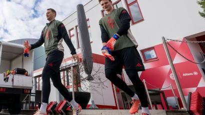 Bild: Peter Kneffel/dpa
Torwart Manuel Neuer (l) und Ersatzkeeper Jonas Urbig auf dem Weg auf den Trainingsplatz.