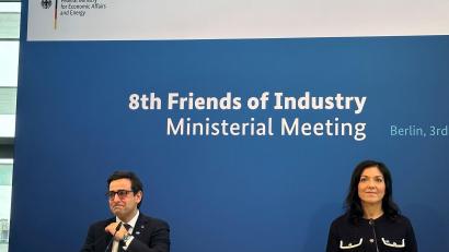 Bild: Andreas Hoenig/dpa
Reiche betont die Bedeutung der Industrie