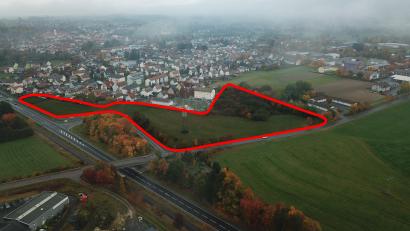 Bild: Stadt Tirschenreuth/Bearbeitung: Marco Meier, Oberpfalz-Medien
In Nähe des Umspannwerks soll zwischen Neulerchenfeldweg und B 15 auf einer 2,1 Hektar großen Fläche ein Batteriespeicherprojekt entstehen. Deswegen hat der Stadtrat nun den Bebauungsplan "Energiepark Süd" beschlossen. Der Geltungsbereich ist rot umrandet.