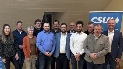 Bild: Marina Lautenschlager
Kandidaten der CSU-Ortsverbände Freihung, Seugast und Großschönbrunn für die Marktgemeinderatswahl 2026. CSU-Kreisvorsitzender und Landtagsabgeordneter Harald Schwartz (rechts) gratuliert zur Nominierung.