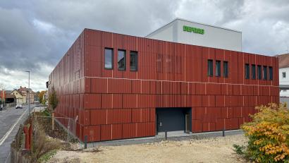 Bild: Petra Hartl
Die Fassade des neuen Logistikzentrums der Deprag an der Schlachthausstraße.