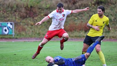 Bild: Dieter Jäschke
In dieser Szene konnte der Erbendorfer Keeper Michael Heisig gegen den Tabitzer Dominik Zawal (weißes Trikot) retten. Am Ende entschied die SpVgg Trabitz das Auswärtsspiel in Erbendorf aber trotzdem mit 3:0 für sich und bleibt so der ärgste Verfolger des SV 08 Auerbach.