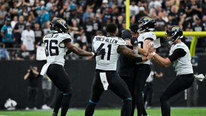 Bild: David Becker/AP/dpa
Cam Little (2.v.r) hat einen NFL-Rekord aufgestellt, indem er ein Field Goal aus 68 Yards erzielte.