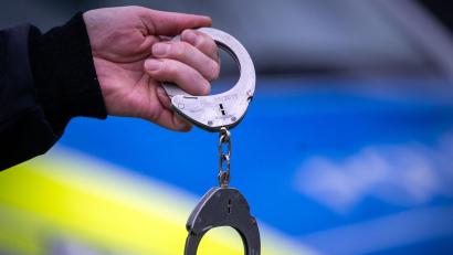 Bild: Soeren Stache/dpa
Die Beamten nahmen den 31-Jährigen umgehend fest. (Symbolbild)