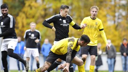 Bild: Hubert Ziegler
Das matschige Trikot von Etzelwangs Peter Brunner (vorne) macht deutlich, warum einige Spiele der Kreisklassen abgesagt werden mussten.