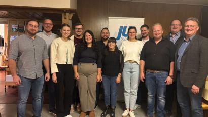 Bild: Theresa Hammer
Hinten von links nach rechts: Biersl Florian, Kick Tobias, Balk Stefan, Meier Matthias, Dippl Christian. Vorne von links nach rechts: Roth Mathias, Hammer Sophia, Knott Celina, Becher Susanne, Hummer Michaela, Gürtler Matthias, Hammer Adolf.